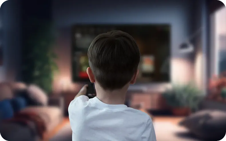 Un enfant regarde la télévision avec le contrôle parental IBO Player actif