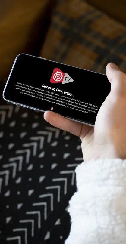 Application IBO Player ouverte sur un smartphone, streaming IPTV en direct